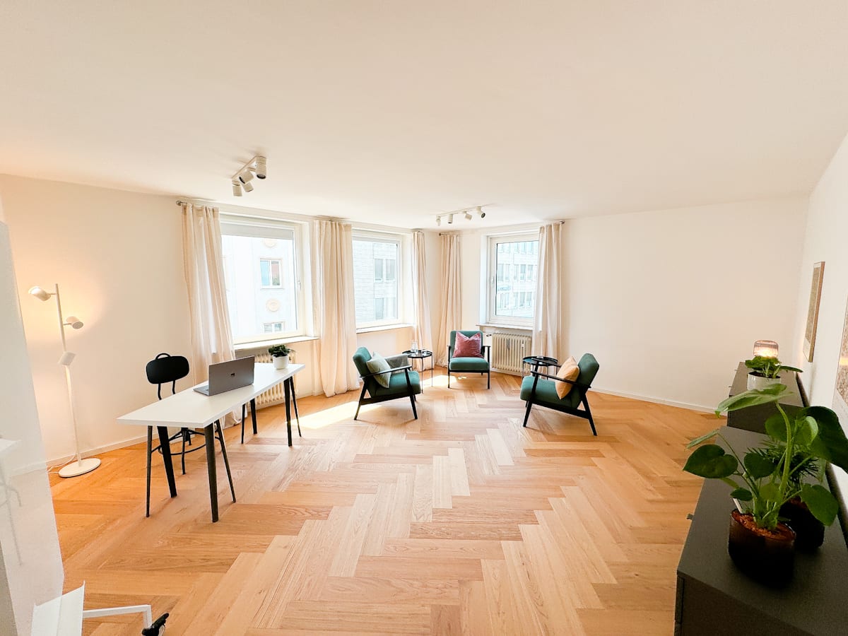 Praxisraum München | Maxvorstadt | Raum 4 – großer, heller Raum mit Parkett