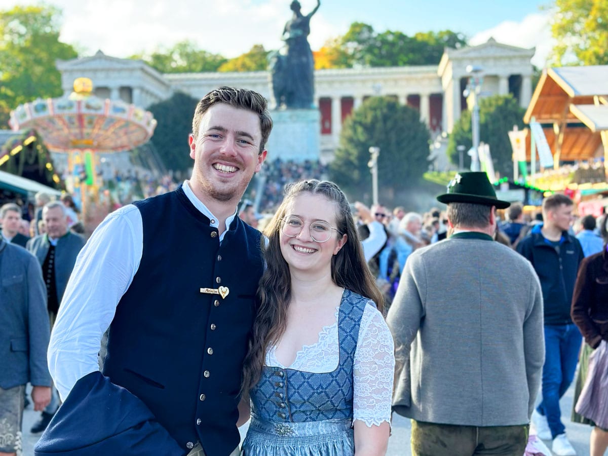Praxisraum München | Die Gründer Rebekka Mirlach und Maximilian Schiff vor der Bavaria Statue auf dem Oktoberfest.